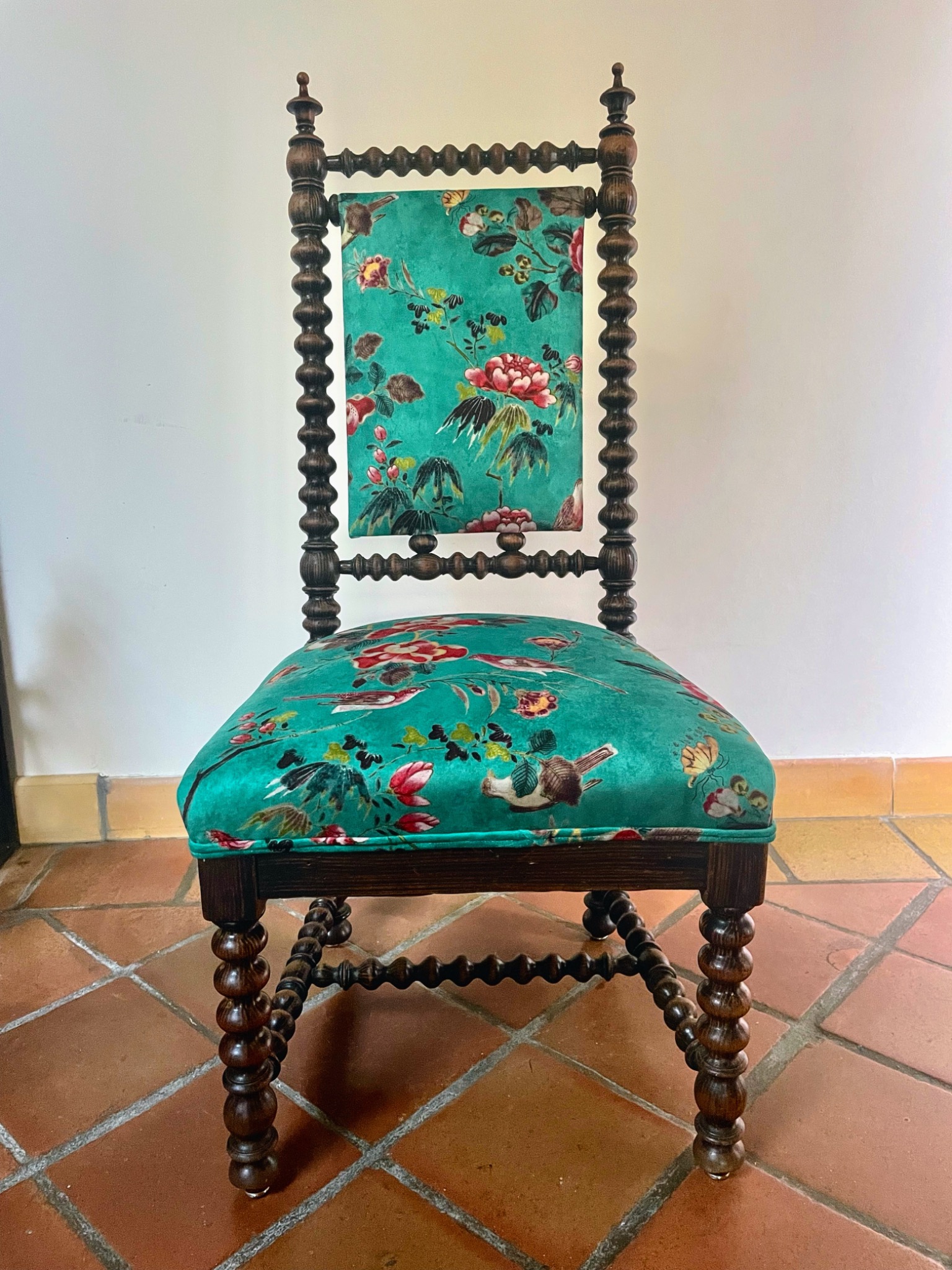 Chaise Louis XIII rénovée avec un tissu floral turquoise
