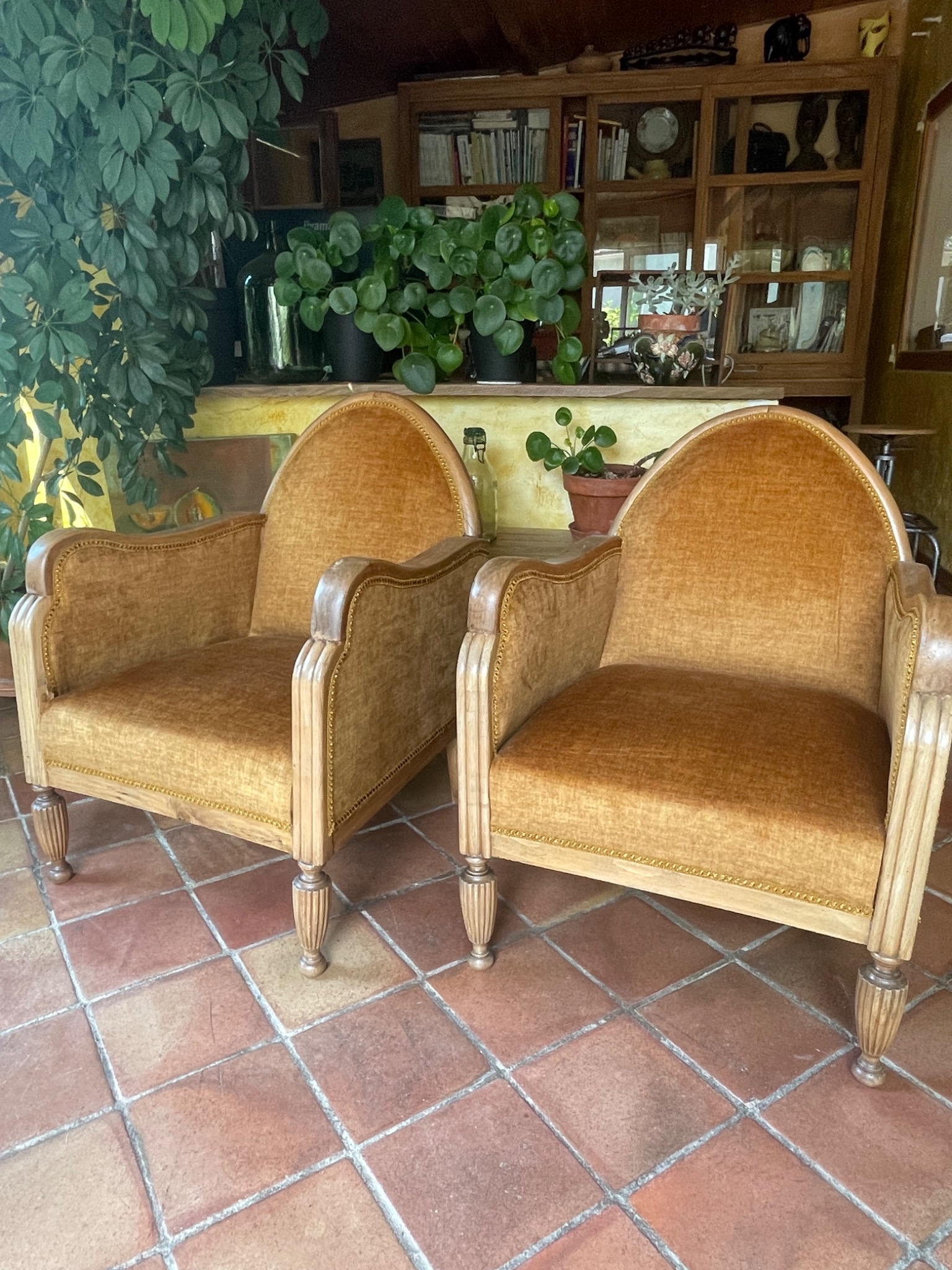 Deux fauteuils d’époque rénovés en bois clair, avec un tissu doré et une finition avec galon