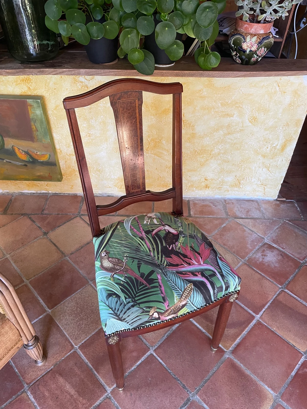 Vue de dessus de la chaise style Empire rénovée, montrant le dossier en bois et le tissu de l’assise