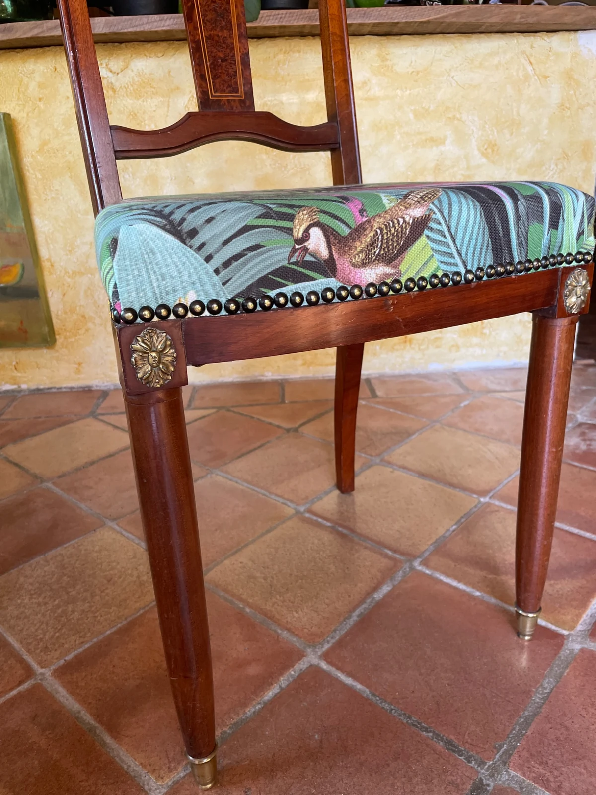 Détail des pieds en bois, des ornements et de la finition de l’assise de la chaise style Empire